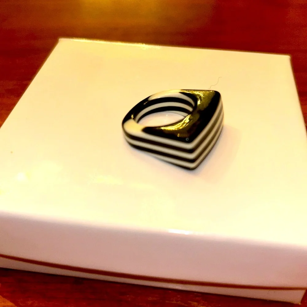 Modernist black white striped lucite ring vintage - Picture 1 of 5
